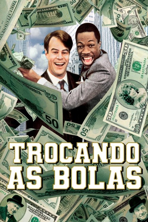 Caixotes de madeira cheios de laranjas no salão de uma bolsa de mercadorias antiga.